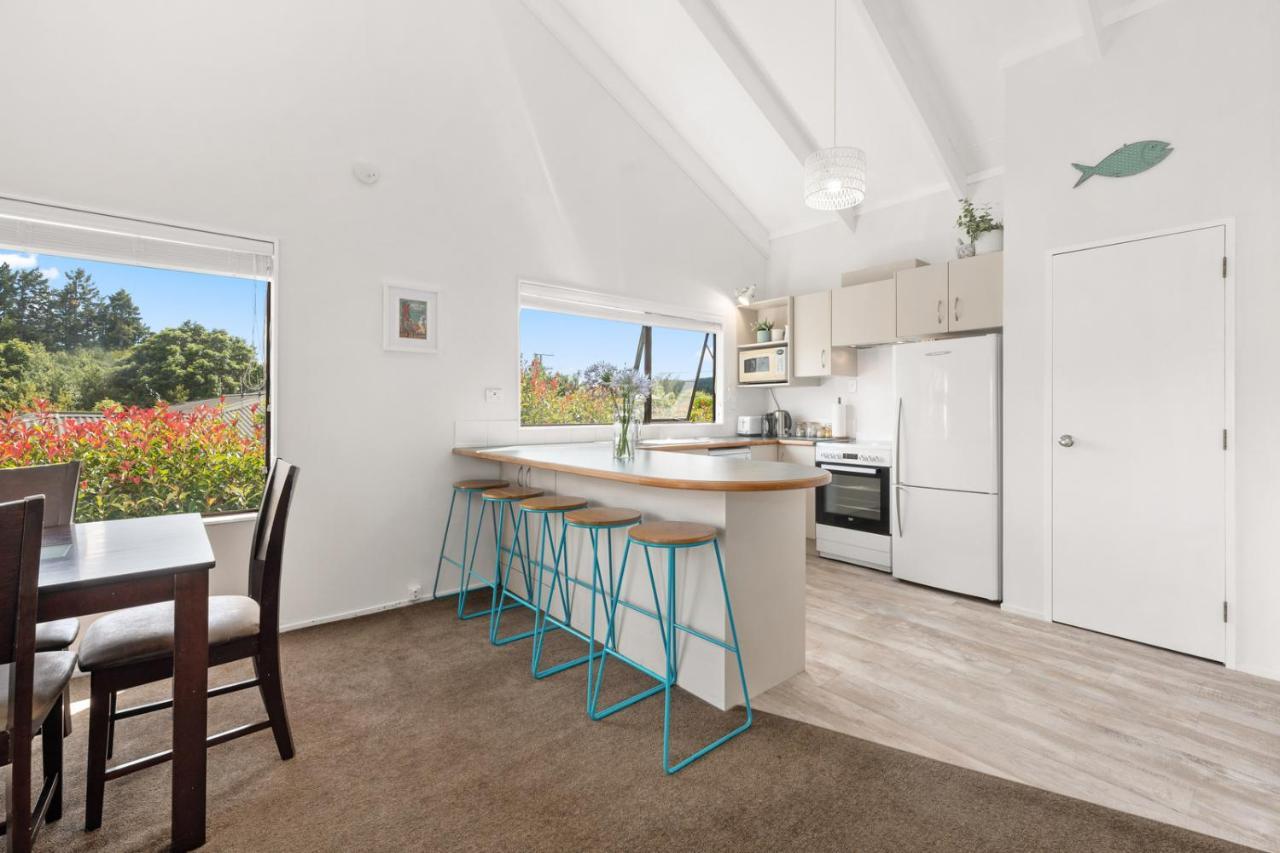 Waitahanui Lake House - Lake Taupo Holiday Home Buitenkant foto