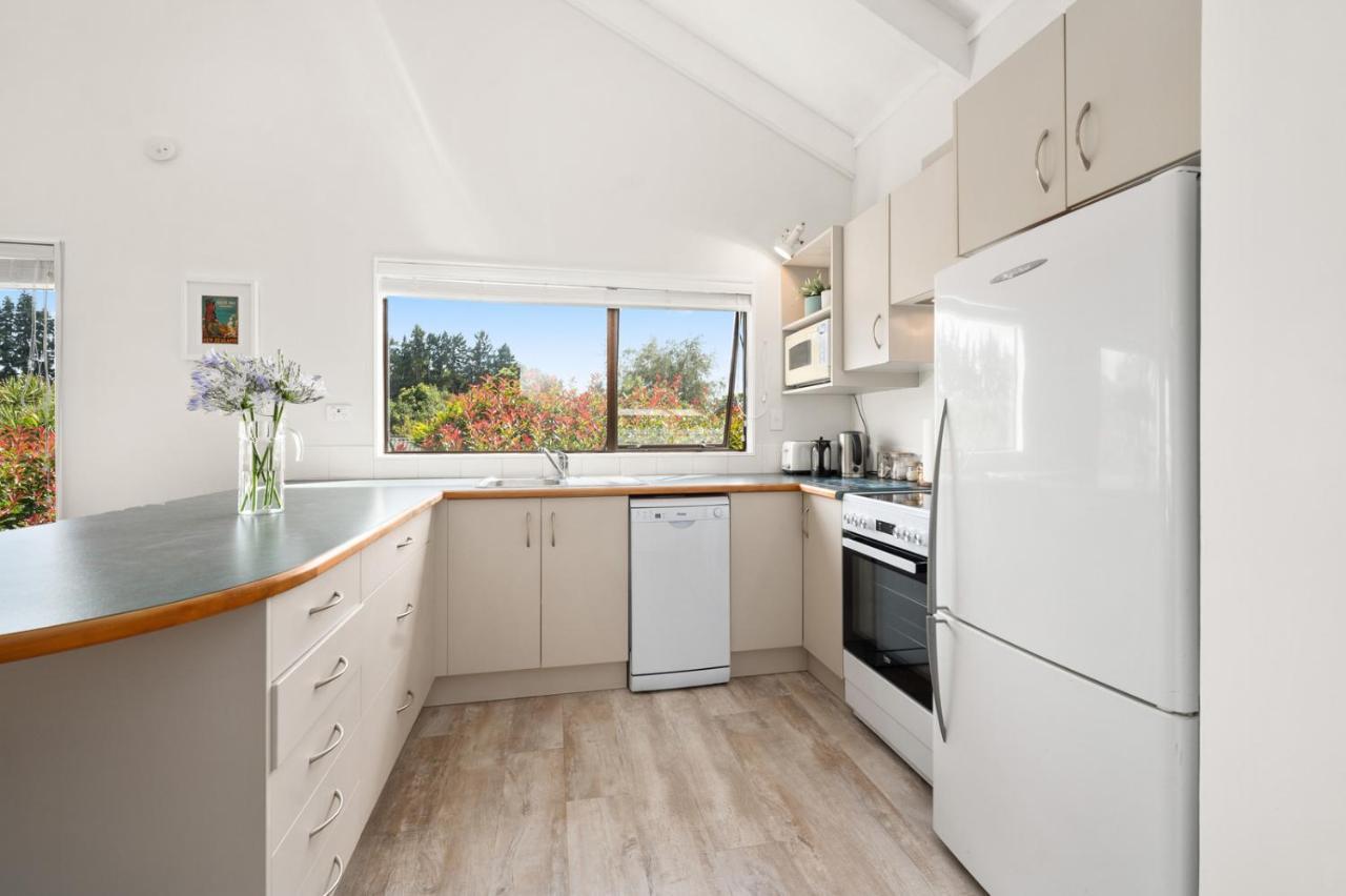 Waitahanui Lake House - Lake Taupo Holiday Home Buitenkant foto