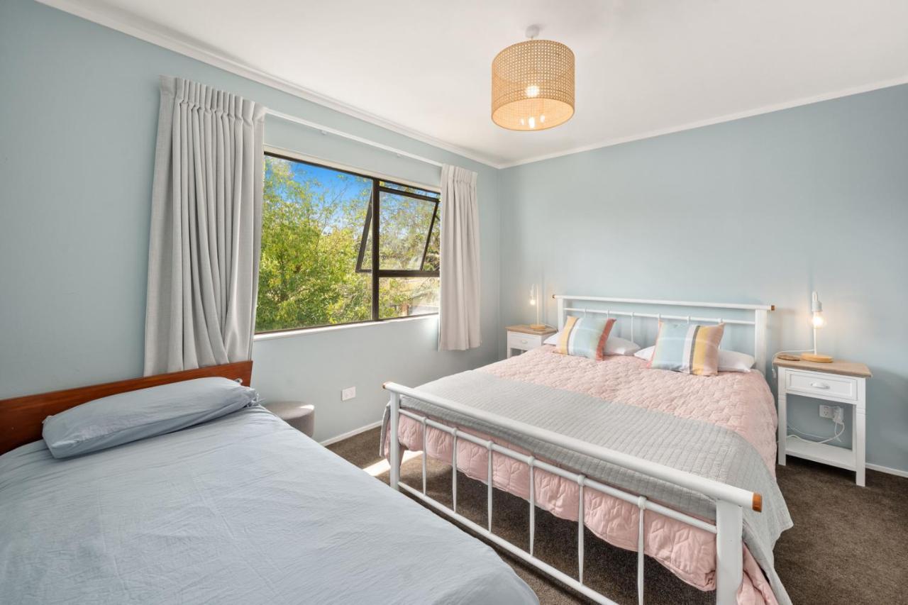 Waitahanui Lake House - Lake Taupo Holiday Home Buitenkant foto